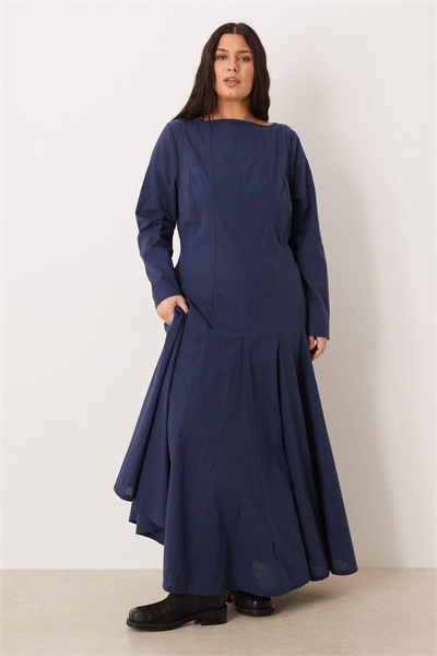 ASOS DESIGN Curve макси-платье с разрезом на шее и полной юбкой, темно-синее артикул 152558993