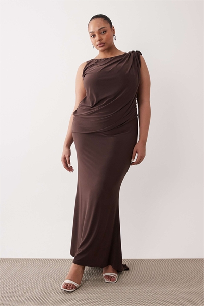 ASOS DESIGN Curve облегающее асимметричное макси-платье с драпировкой и капюшоном на спине, шоколадного цвета артикул 154314573