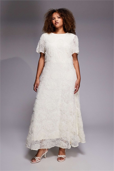 Свадебное кружевное платье средней длины кремового цвета артикул 153120559