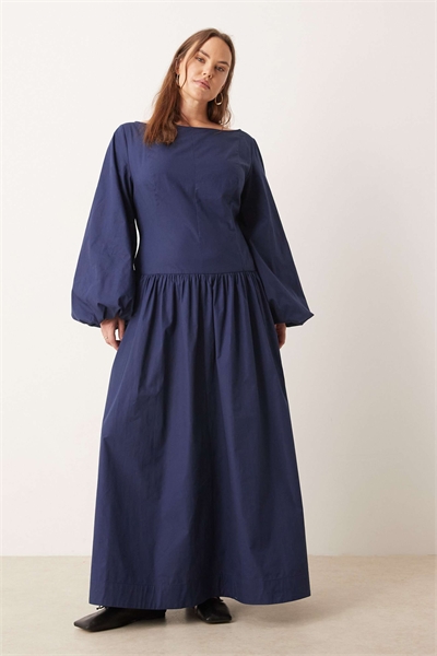 ASOS DESIGN Curve макси-платье из поплина с асимметричной талией и объемными рукавами темно-синего цвета артикул 151958913