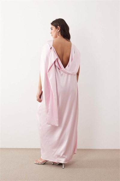 Макси-платье из атласа с драпировкой, воротником-капюшоном и изогнутым вырезом, светло-розового цвета артикул 152386656
