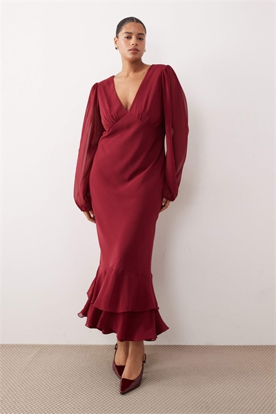 Макси-платье из шифона с рукавами-балонами, глубоким вырезом и оборками по подолу артикул 153787686