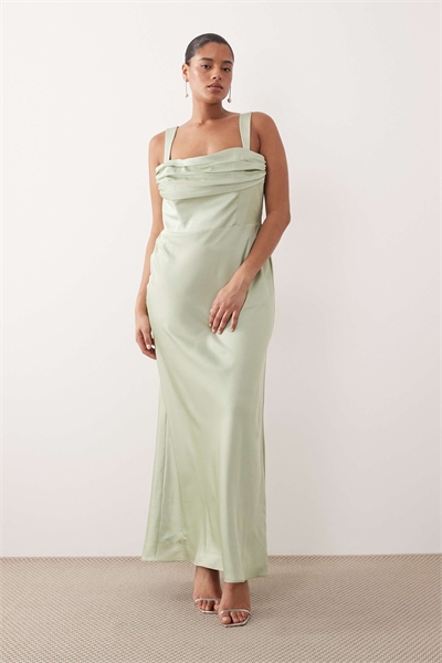 ASOS DESIGN Curve — макси-платье для подружек невесты из атласа с драпировкой на груди и прямым юбкой, цвет шалфейный зеленый артикул 152930757