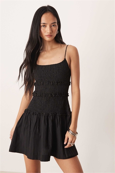 Мини-сарафан с гофрированной заниженной талией черного цвета артикул 151744887