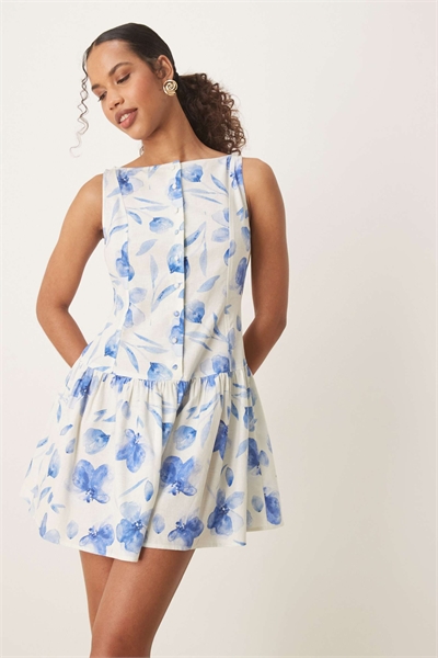 Мини-сарафан с заниженной талией, с разрезом на горловине и пуговицами, с синим набивным принтом артикул 142660714