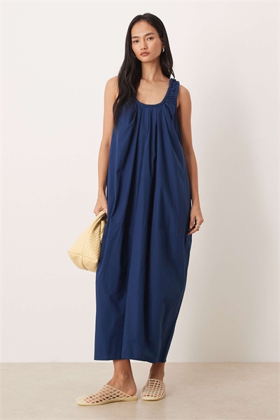 Макси-платье из поплина с вырезом и рюшами на горловине, темно-синего цвета артикул 152236541