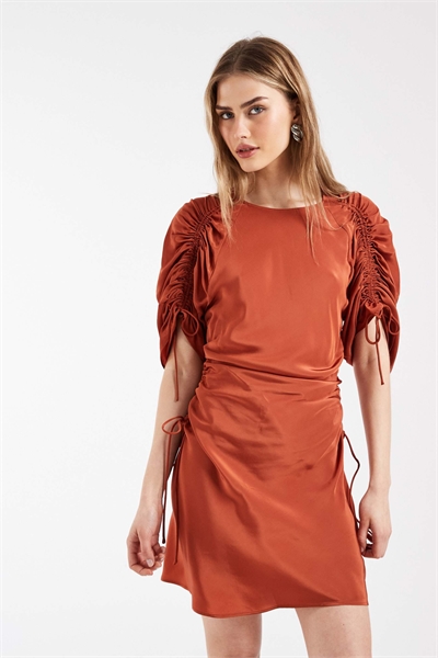 Мини-платье с короткими рукавами и рюшами, ржаво-оранжевого цвета артикул 155250801