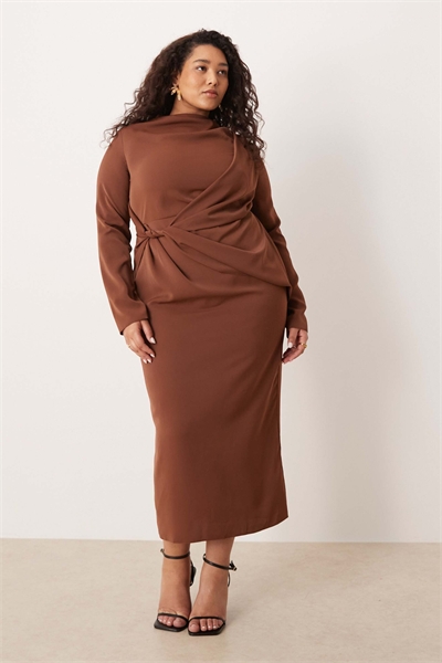 ASOS DESIGN Curve длинное платье с высоким воротником и драпировкой, шоколадного цвета артикул 152351338