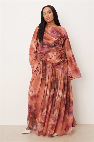 ASOS DESIGN Curve Макси-платье из гофрированного шифона с микро-рюшами и цветочным принтом цвета ржавчины артикул 149081315