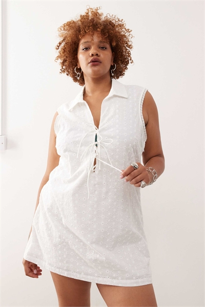 Платье-поло с завязками на груди и вышивкой артикул 140396533