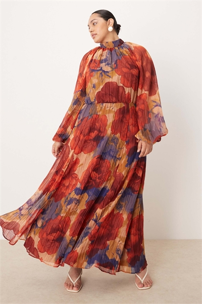 ASOS DESIGN Curve макси-платье с высоким воротником, рукавами-буфами и складками, с красно-синим цветочным принтом артикул 148376726