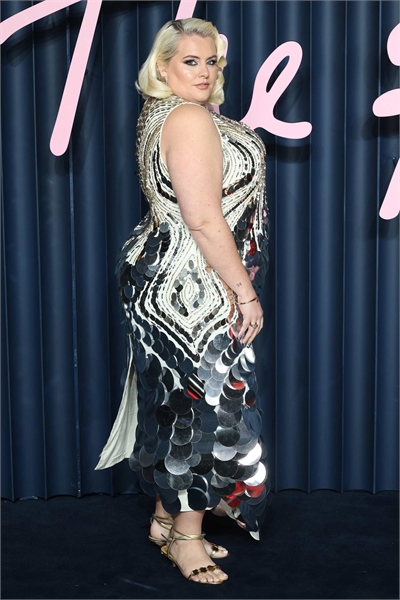 Платье макси с высоким воротником, квадратным подолом, волнистыми линиями и украшениями артикул 148633822