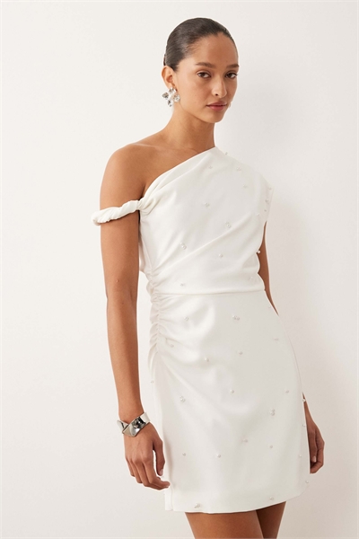 Свадебное мини-платье с открытыми плечами и жемчужными элементами артикул 154049780