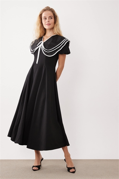 Платье средней длины с объемным воротником и рукавами-буфами, черного цвета артикул 155587869