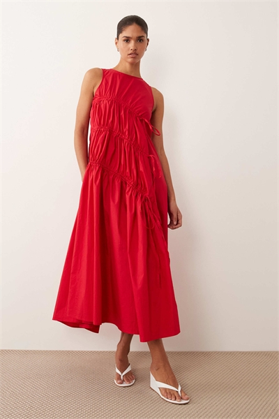 Платье-миди без рукавов с рюшами, красное артикул 155593904