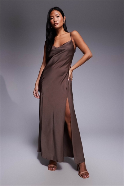 ASOS DESIGN Макси-платье с атласными бретелями и разрезом, цвет мокко артикул 152153078