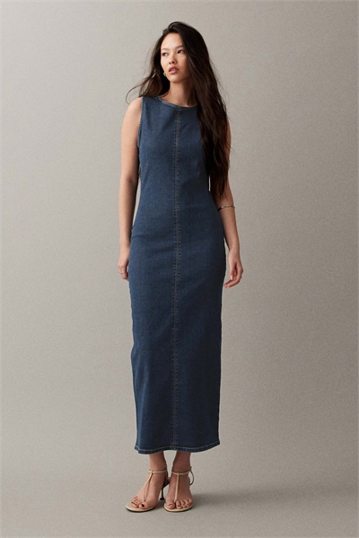 Джинсовое облегающее платье средней длины с V-образным вырезом, средне-синего цвета артикул 153402918