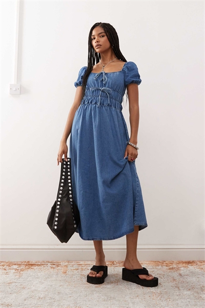 Джинсовое платье средней длины из ткани чамбрей с сборками, средне-синего цвета артикул 147442255