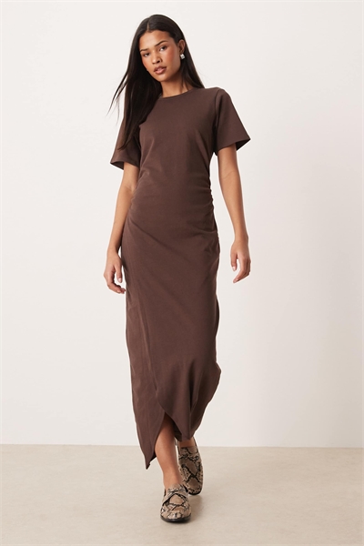 Платье средней длины с рюшами по бокам артикул 150620395