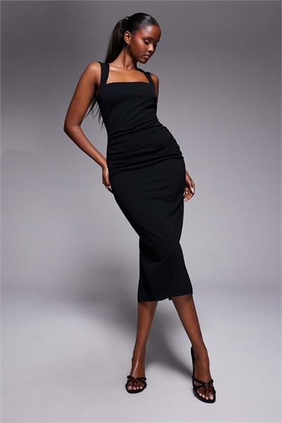 Черное платье средней длины с квадратным вырезом и рюшами на талии артикул 154337494