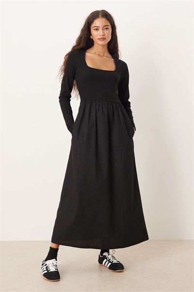 Платье средней длины с длинными рукавами и квадратным вырезом, с юбкой из поплина черного цвета артикул 149323246