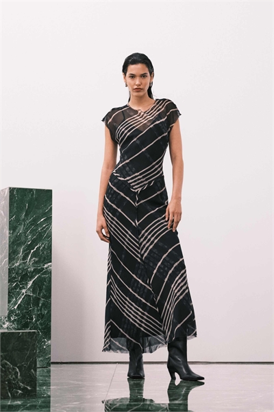 Платье средней длины с рукавами-крылышками и заниженной талией в клетку артикул 150499109