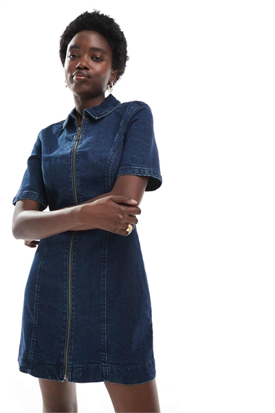 Мини-платье из денима с короткими рукавами и застежкой-молнией артикул 143176131