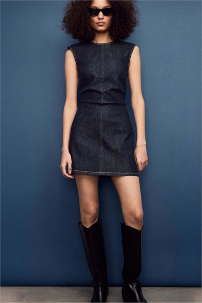 Короткое джинсовое платье из перекрашенного синего денима артикул 152132822