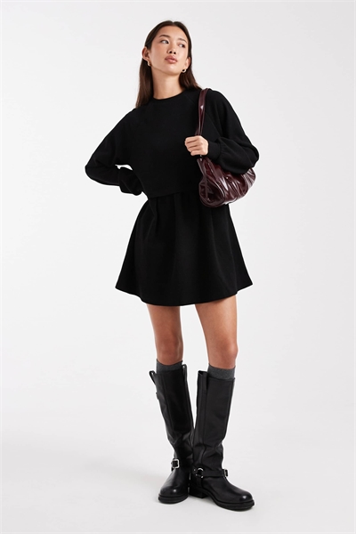 Сверхмягкое платье-сарафан из черной ткани с ворсистой поверхностью артикул 147828183