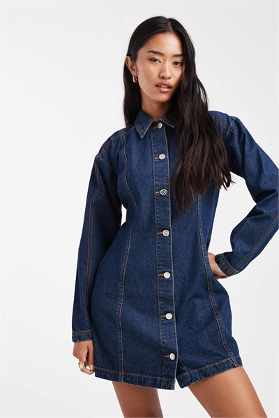 Джинсовое приталенное платье-рубашка с индиговой окраской артикул 147900143