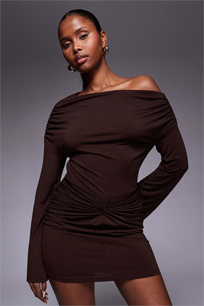 Мини-платье с асимметричными расклешенными рукавами, скрученным декольте и шоколадным цветом артикул 153986909