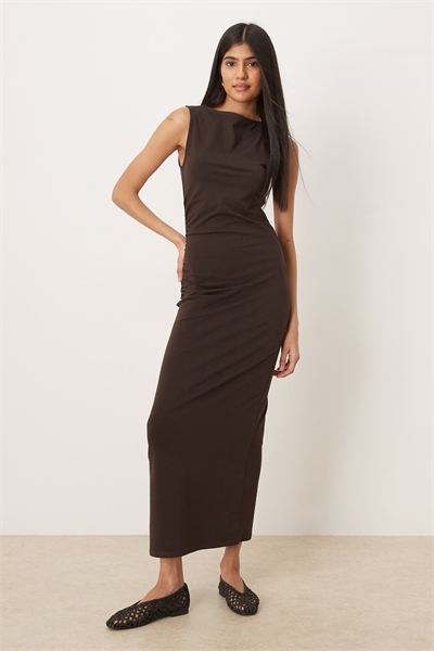 Платье-миди с рюшами по бокам и V-образным вырезом шоколадного цвета артикул 152829060