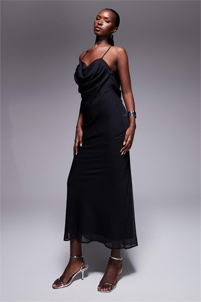 Платье средней длины с бретелями, капюшоном и косыми вставками артикул 150142552