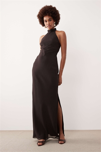 ASOS DESIGN Длинное шифоновое платье средней длины с высоким воротником шоколадного цвета артикул 151962086