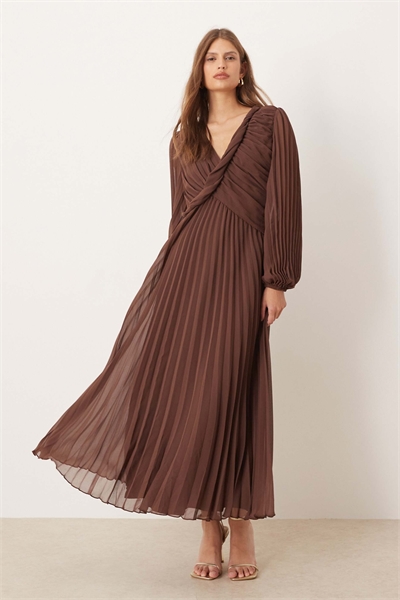 Платье средней длины с перекрещивающимся вырезом спереди и складками артикул 148300738