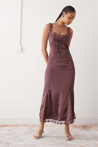 Платье средней длины с кружевными вырезами артикул 149833195