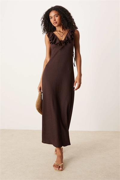 Текстурированное платье средней длины с оборками шоколадного цвета артикул 149052490