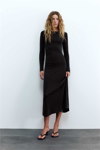 Платье средней длины с драпировкой артикул 155648976