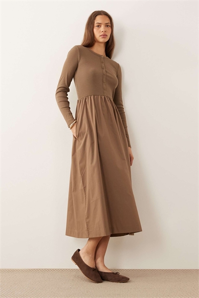 Платье средней длины из смешанной ткани джерси-поплина с застежкой на пуговицы в верхней части артикул 151517072