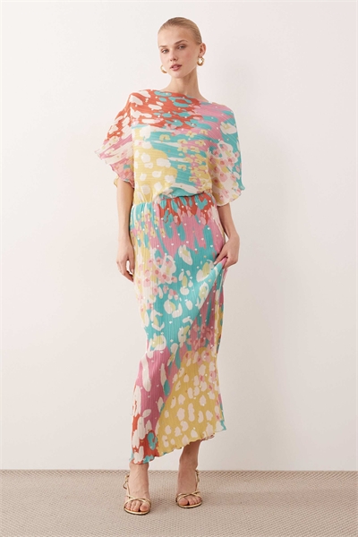 Платье Tilly с открытыми плечами, плиссированное, средней длины, с металлическим принтом артикул 153593244