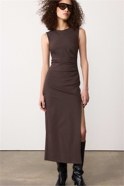 Безрукавное платье-миди из бенгалина коричневого цвета артикул 155651009