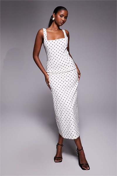 Удлиненное льняное платье средней длины с квадратным вырезом и разрезом сзади, белого цвета в горошек артикул 153251602