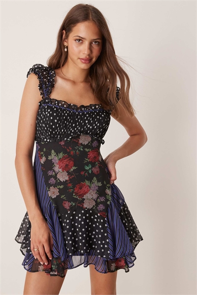 Мини-платье с рукавами-крылышками, контрастной лентой и оборкой по подолу, с пятнистым и цветочным принтом артикул 147691842