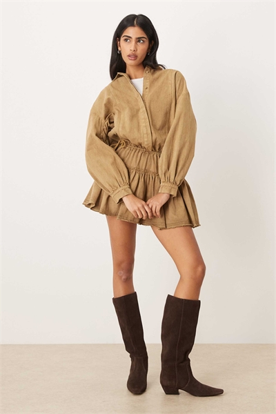 Платье-рубашка с длинными рукавами, завязкой на талии и мини-длиной, цвета вымытого золота артикул 151959906