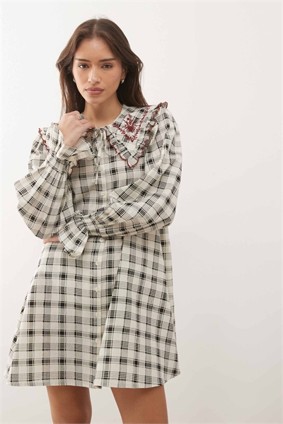 Мини-платье-рубашка с объемным воротником и вышивкой артикул 152898659