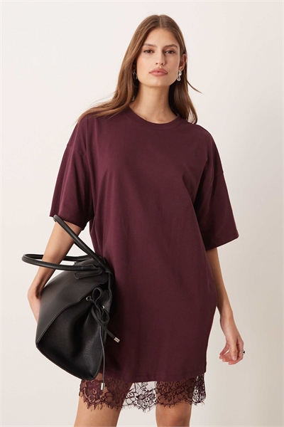 Оверсайз мини-платье с кружевной отделкой по подолу цвета инжир артикул 153813589