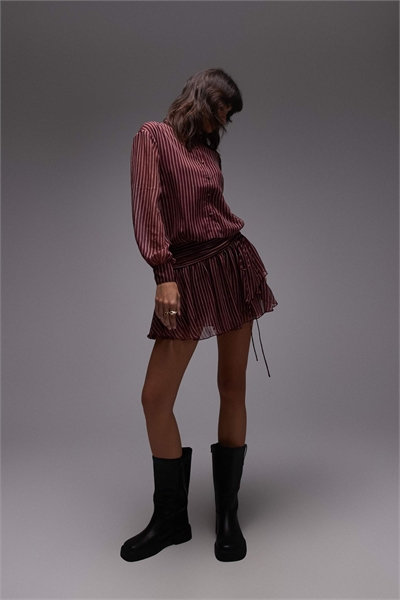 Шифоновое мини-платье с рукавами и юбкой с рюшами в бордовую полоску артикул 150743885