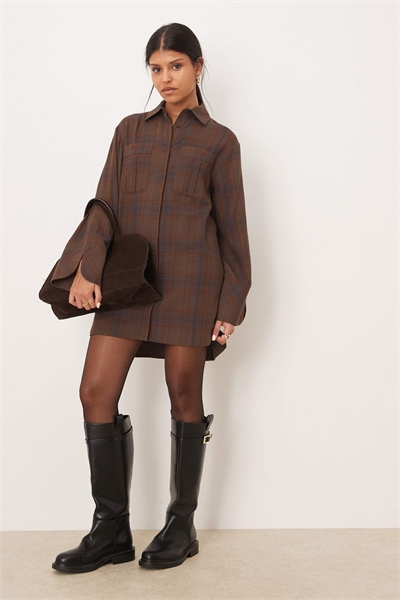 Мини-платье-рубашка с широкими манжетами и объемными карманами артикул 150074669