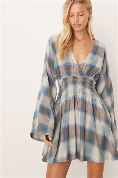 Мини-платье с V-образным вырезом и сборками на талии в клетку коричневого и синего цветов артикул 147858150