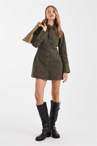 Платье-рубашка из денима с затягивающимся поясом на спине артикул 148711492